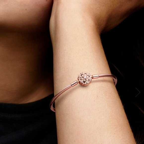 Pandora Moments Sparkling Snowflake Clasp Bangle In Rose Gold - Picture 4 of 13